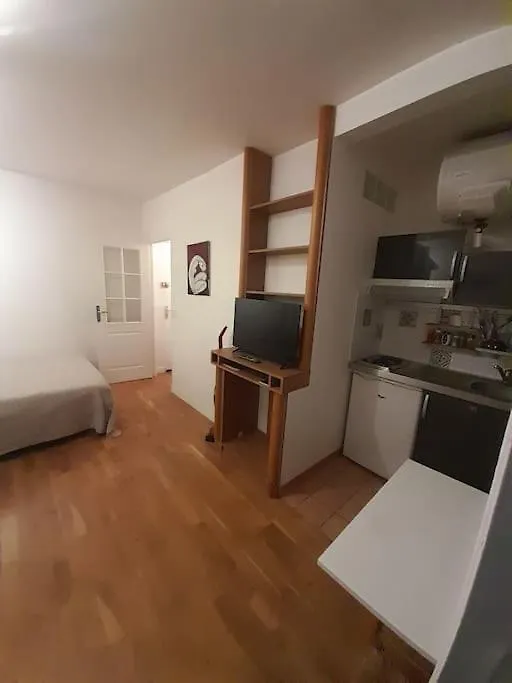 Studio Paris Bastille 0*,